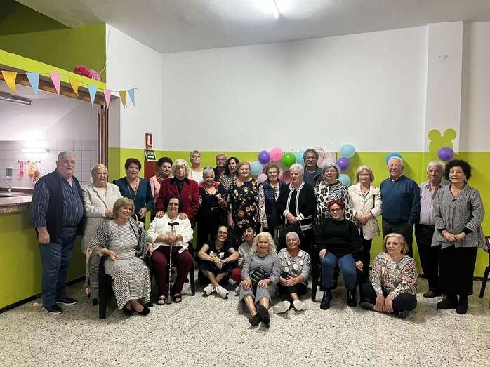 Paquita Hernández con famiilares y grupo de amigos/TA.